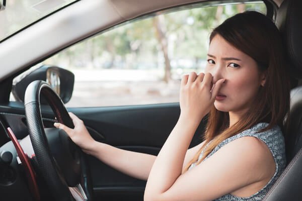 Tại sao ô tô thường có mùi khó chịu?
