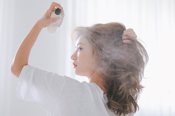 Sử dụng xịt dưỡng tóc sau khi gội đầu