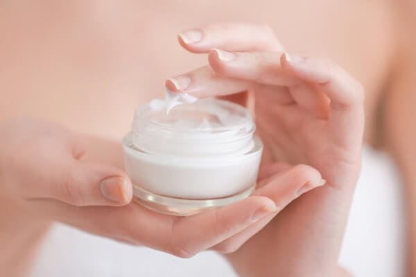 Sử dụng kem dưỡng da collagen giúp da săn chắc tự nhiên