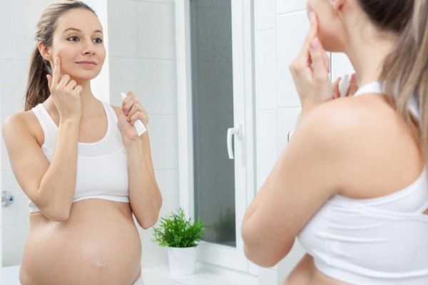 Phụ nữ mang thai có nên sử dụng kem dưỡng da mặt hay không?