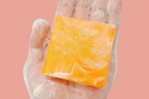 Thoa xà phòng nghệ ra tay, tạo bọt trước khi dùng