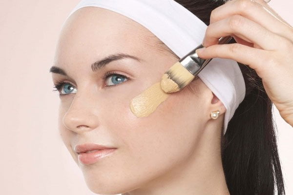 Không nên dùng kem che khuyết điểm cho cả khuôn mặt Không nên dùng kem che khuyết điểm cho cả khuôn mặt