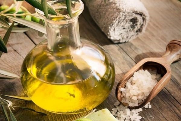 Dầu Olive được dùng để gia công tẩy tế bào chết môi